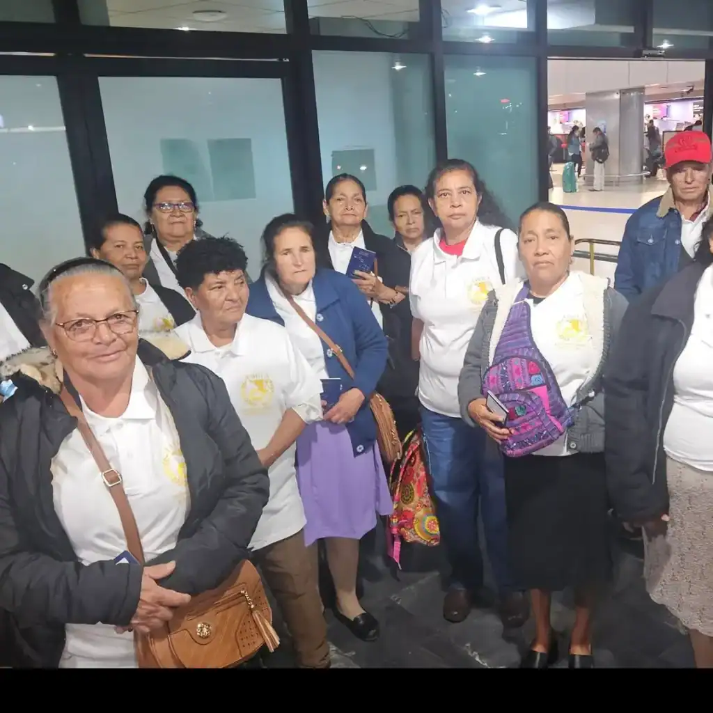 Autenticidad: Personas migrantes en aeropuerto mostrando identidad y esperanza, promoviendo la cultura y los derechos de los migrantes en la comunidad hispanohablante. – SoyMigrante.com REVISTA