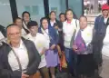 Autenticidad: Personas migrantes en aeropuerto mostrando identidad y esperanza, promoviendo la cultura y los derechos de los migrantes en la comunidad hispanohablante.