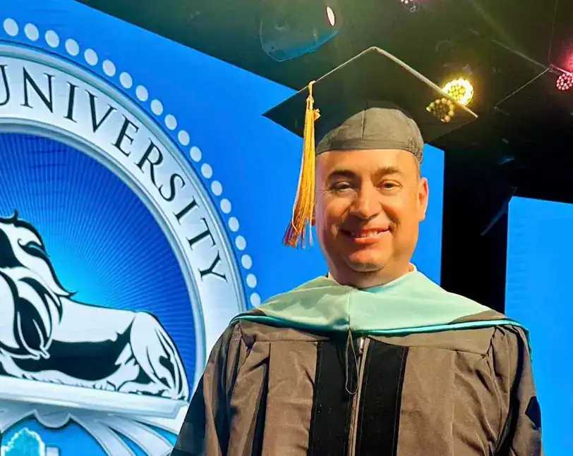 Universidad, graduación, ceremonia académica, celebración, título universitario. – SoyMigrante.com REVISTA