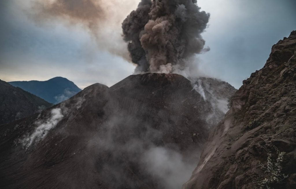 Explosión del volcán Santiaguito en 2024 Fotografía de dron Abel Juárez