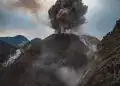 Lava volcánica en erupción, columna de ceniza, volcán en actividad, paisaje volcánico, naturaleza en erupción, fotografía natural, actividad sísmica, desastre natural, paisaje de montaña, fenómenos volcánicos.