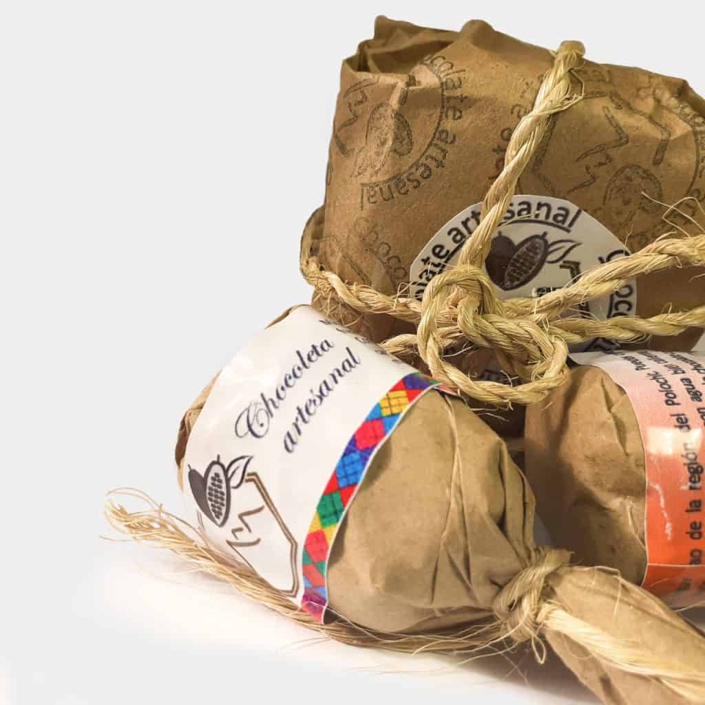 Chocolates artesanales envueltos en papel kraft y atados con cuerda, productos tradicionales destacados en SoyMigrante.com REVISTA. – SoyMigrante.com REVISTA