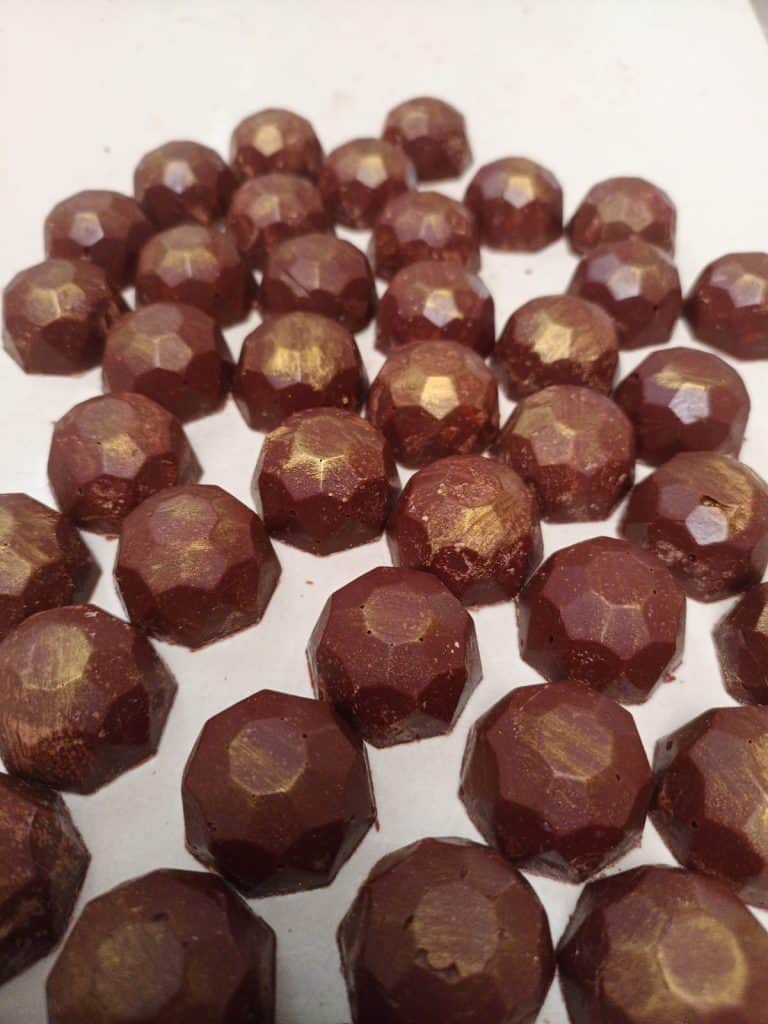 Moras de semillas de chía con recubrimiento de cacao, ideales para snacks saludables y energéticos, en diferentes tamaños y formas. – SoyMigrante.com REVISTA