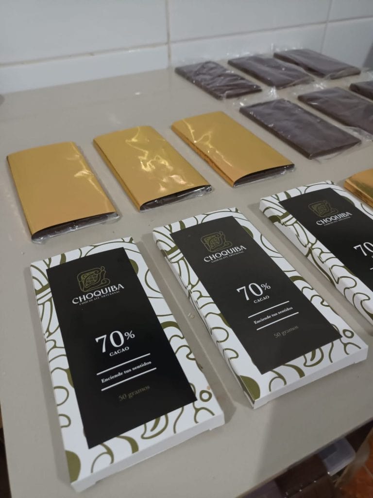 Chocolates artesanales y productos de cacao de alta calidad, como barras de chocolate con 70% cacao, en presentación elegante, ideales para amantes del cacao en busca de sabor y experiencia gourmet. – SoyMigrante.com REVISTA