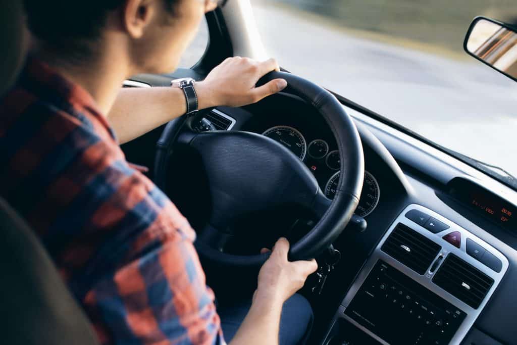 Viaje en coche, migrantes conduciendo, historia de migración, derechos de migrantes, comunidad migrante, inmigración en España.