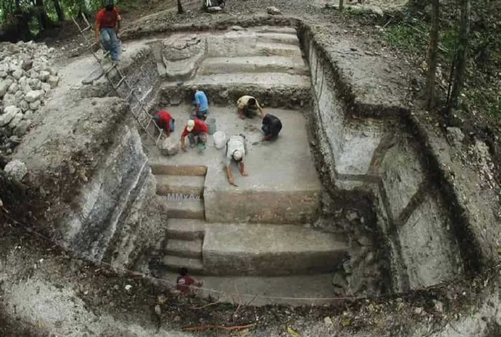 Restauración arqueológica en proceso, excavación de restos históricos y análisis de estructura antigua en sitio de interés cultural. – SoyMigrante.com REVISTA