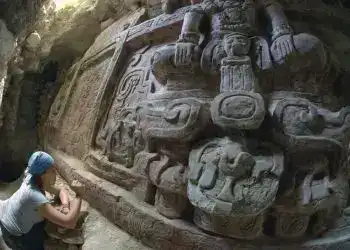 Antigua escultura maya en una cueva, descubrimiento arqueológico en México, patrimonio cultural, historia prehispánica, memoria ancestral.