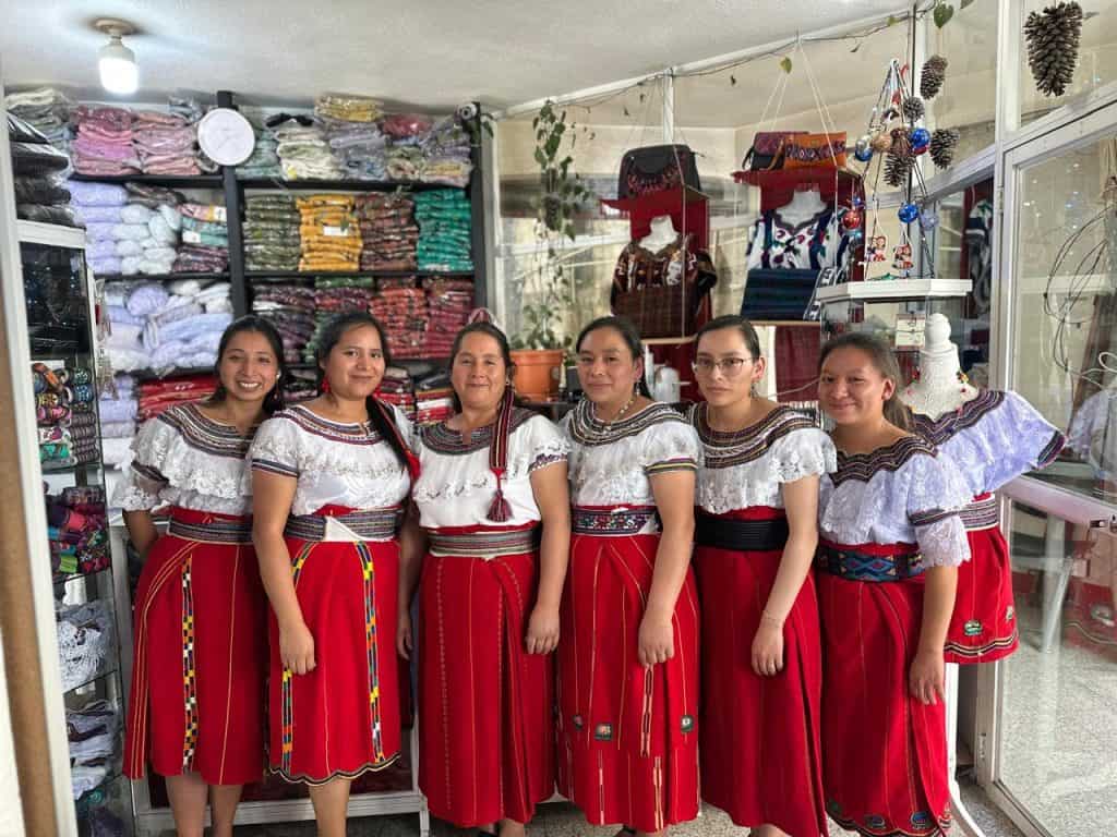 Las hermanas Nicolás guardianas de la tradición textil están en MERCADO – SoyMigrante.com REVISTA