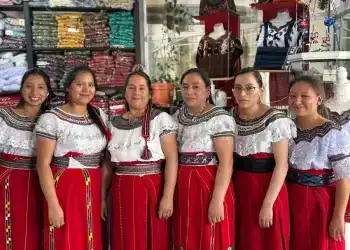 Las hermanas Nicolás guardianas de la tradición textil están en MERCADO