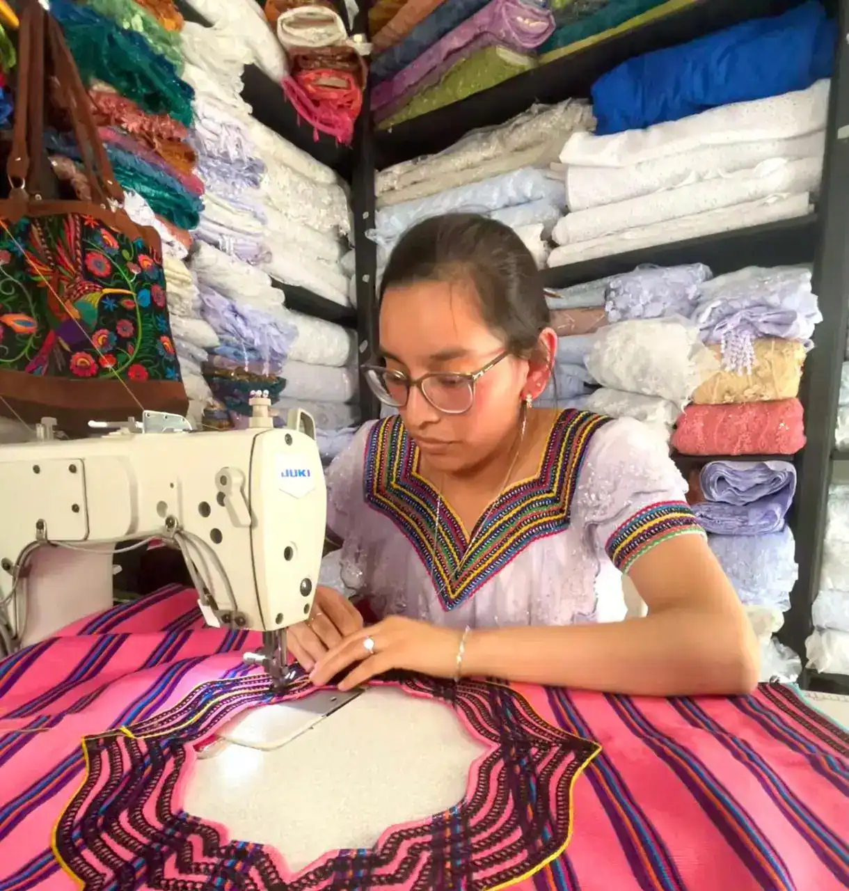 Las hermanas Nicolás guardianas de la tradición textil están en MERCADO