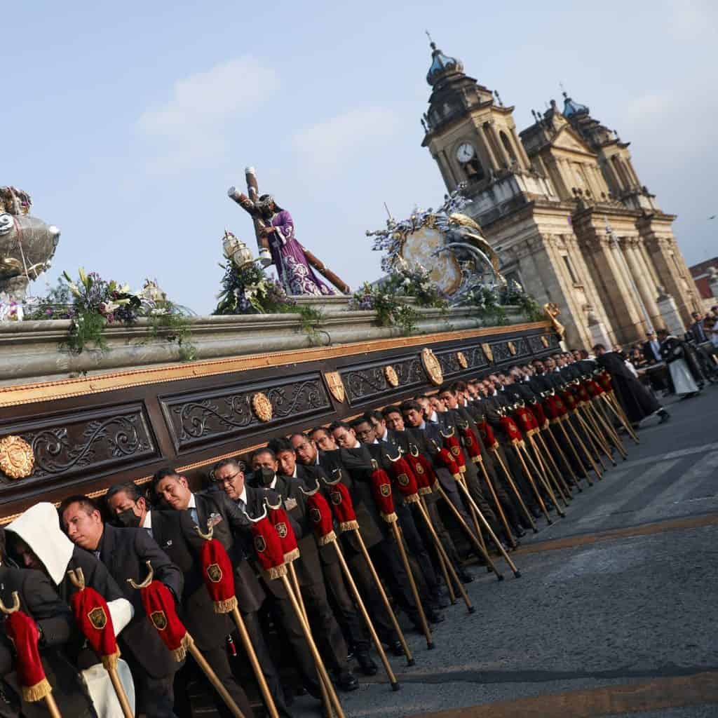 Devotos en procesión religiosa en la ciudad, con figuras tradicionales y acompañamiento de fieles, en una celebración cultural en el centro histórico. – SoyMigrante.com REVISTA