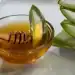 Miel de abeja natural con rodajas de aloe vera en un bol transparente, saludable, sabor dulce, remedio natural, bienestar, alimentación saludable, ingredientes naturales, cuidado personal, salud y bienestar.