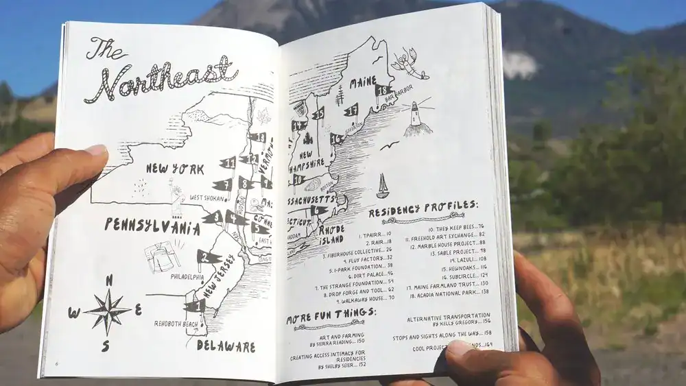 Nueva York, Pensilvania y Delaware en un mapa ilustrado del noreste de EE. UU. con perfil de residencias y actividades divertidas. Fotografía de un libro de la revista SoyMigrante.com REVISTA en entorno exterior.