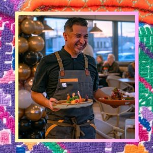 Plato de comida elaborado por un chef sonriente en un restaurante mexicano, enfatizando gastronomía y cultura culinaria en el contexto de la revista SoyMigrante.com REVISTA. – SoyMigrante.com REVISTA