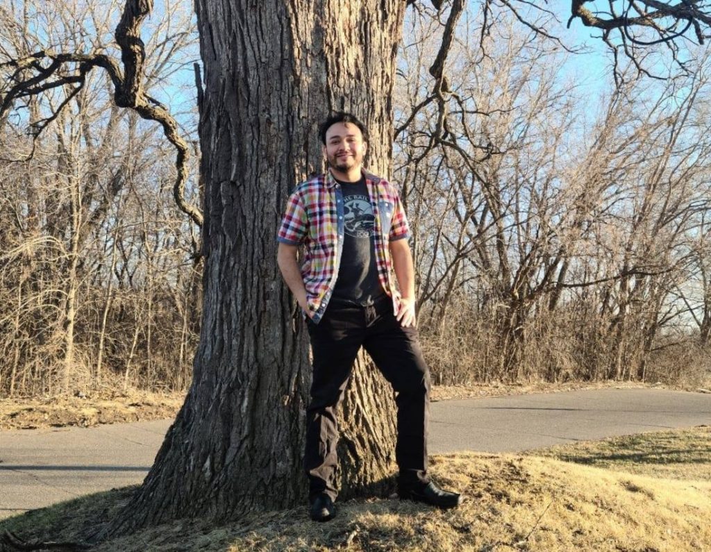 El camino de Javier Samayoa tiene dos migraciones: una de Guatemala a Minnesota, Estados Unidos; y otra de transformación y recuperación personal que le ha permitido compartir su experiencia para inspirar a más personas a salir de círculos emocionales destructivos. A la sombra del árbol de la Fe encontró paz y nueva vida. (Fotografía redes sociales Javier Samayoa) – SoyMigrante.com REVISTA El camino de Javier Samayoa tiene dos migraciones: una de Guatemala a Minnesota, Estados Unidos; y otra de transformación y recuperación personal que le ha permitido compartir su experiencia para inspirar a más personas a salir de círculos emocionales destructivos. A la sombra del árbol de la Fe encontró paz y nueva vida. (Fotografía redes sociales Javier Samayoa) – SoyMigrante.com REVISTA