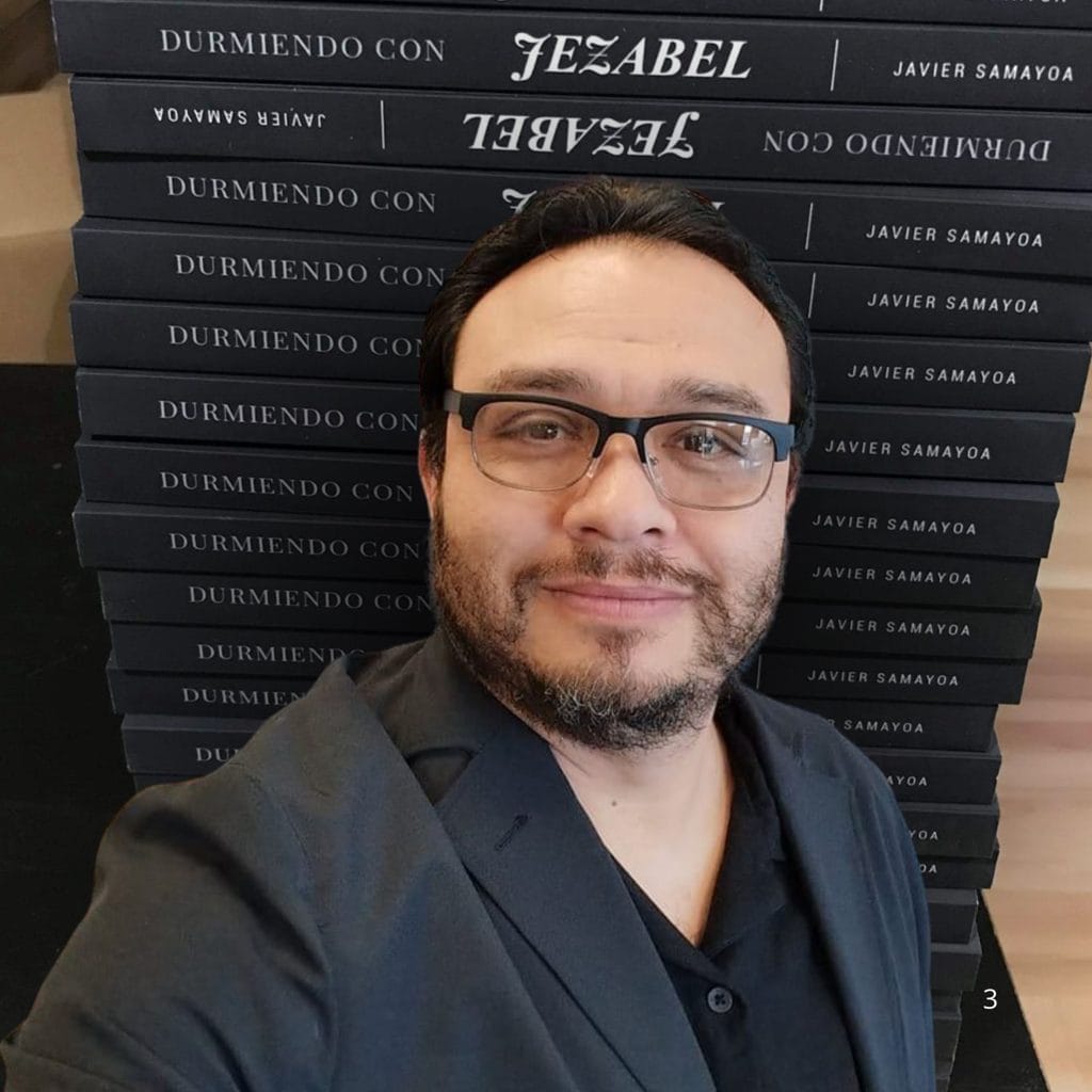 Libro titulado "Durmiendo con Jezabel" de Javier Samayoa, apilado en fondo con varias copias, en una presentación moderna y elegante.