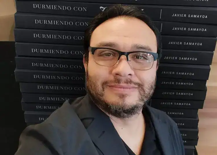 Libro titulado "Durmiendo con Jezabel" de Javier Samayoa, apilado en fondo con varias copias, en una presentación moderna y elegante.