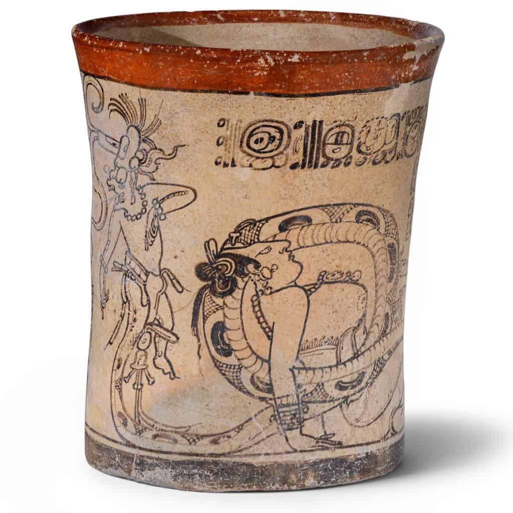 Tazón prehispánico con arte y símbolos mayas, representando la cultura antigua y tradición artística. – SoyMigrante.com REVISTA