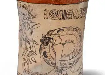 Tazón prehispánico con arte y símbolos mayas, representando la cultura antigua y tradición artística. – SoyMigrante.com REVISTA