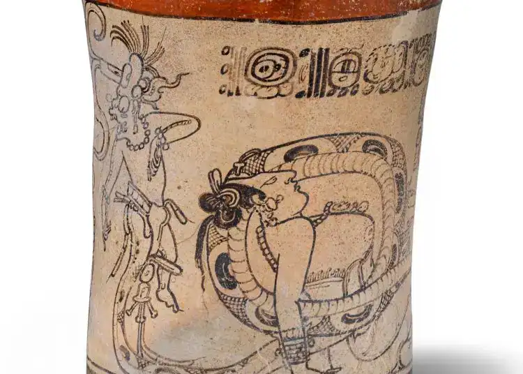 Tazón prehispánico con arte y símbolos mayas, representando la cultura antigua y tradición artística.