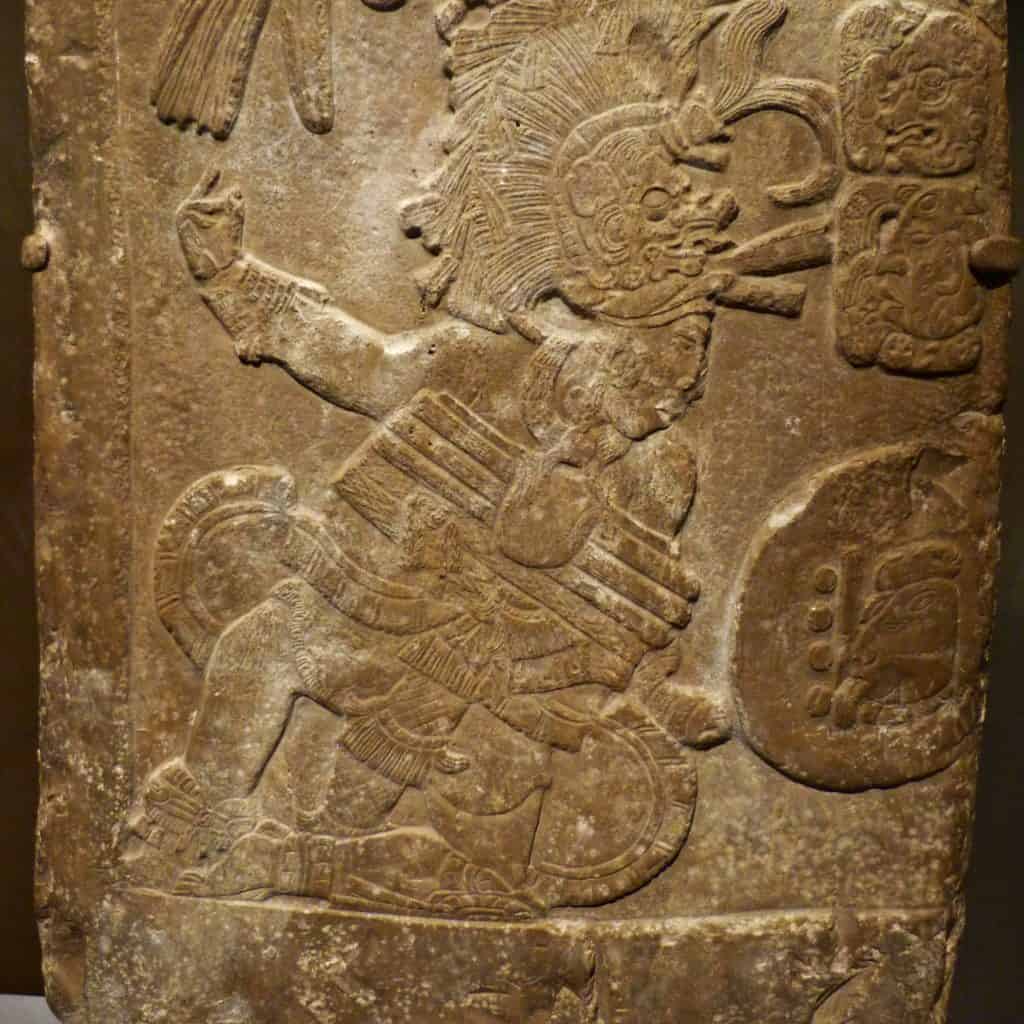 Ladrillo grabado con figura de gobernante maya en relieve, muestra detalles de la cultura prehispánica, ideal para artículos sobre historia y arqueología mexicana, destacado en la revista SoyMigrante.com REVISTA. – SoyMigrante.com REVISTA