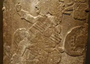Ladrillo grabado con figura de gobernante maya en relieve, muestra detalles de la cultura prehispánica, ideal para artículos sobre historia y arqueología mexicana, destacado en la revista SoyMigrante.com REVISTA.