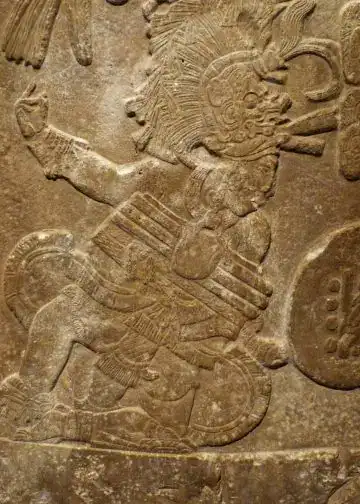 Ladrillo grabado con figura de gobernante maya en relieve, muestra detalles de la cultura prehispánica, ideal para artículos sobre historia y arqueología mexicana, destacado en la revista SoyMigrante.com REVISTA. – SoyMigrante.com REVISTA