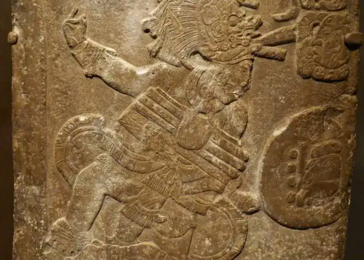 Ladrillo grabado con figura de gobernante maya en relieve, muestra detalles de la cultura prehispánica, ideal para artículos sobre historia y arqueología mexicana, destacado en la revista SoyMigrante.com REVISTA. – SoyMigrante.com REVISTA