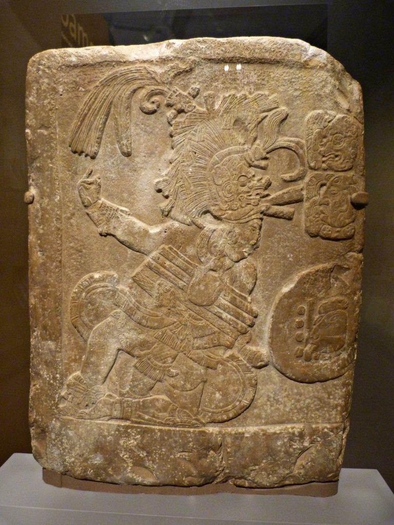 Este es el bajorrelieve de un jugador de pelota encarnando posiblemente a una divinidad durante un encuentro ritual. (Fotografía del American Indian Museum de Nueva York, parte de la Smithsonian Institution) – SoyMigrante.com REVISTA
