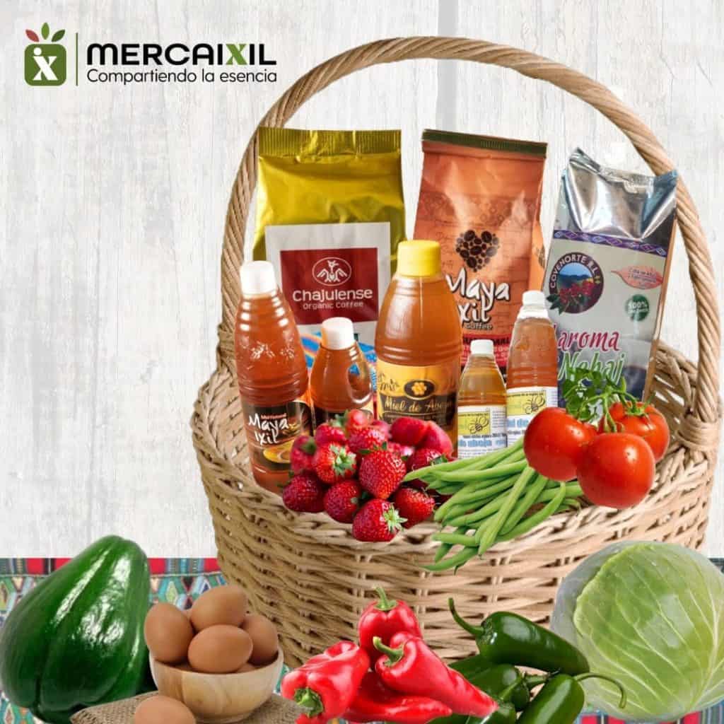 Variedad de productos orgánicos y alimentos naturales en una cesta de mimbre, resaltando la importancia de la alimentación saludable y la promoción del comercio justo en el contexto de SoyMigrante.com. – SoyMigrante.com REVISTA