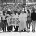 Refugiados y migrantes en marchas por derechos humanos y justicia social en espacios públicos, promoviendo inclusión y solidaridad.