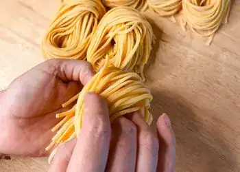 Pastas frescas Passarella hechas a mano y a la venta en SoyMigrante.com MERCADO – SoyMigrante.com REVISTA Filenames: pasta-mano-haciendo-espaguetis-frescos.jpg. – SoyMigrante.com REVISTA