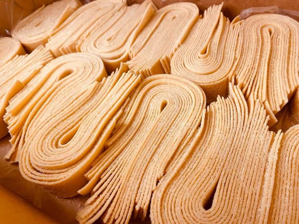 Carne de cerdo en forma de tiras para cocina tradicional, ideal para preparar diferentes recetas mexicanas, frescura y sabor garantizados en cada corte. – SoyMigrante.com REVISTA