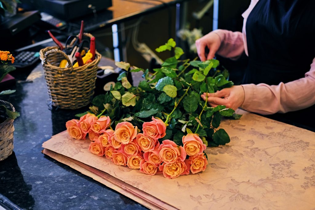 Cada rosa, como la de color naranja, tiene variedad de injertos que a partir de un color surgen otros. Foto: Envato