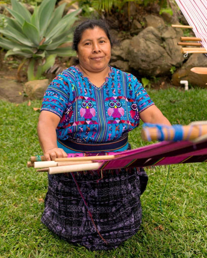 El telar de cintura es la pieza clave en la elaboración de indumentaria maya en Sololá. Foto: Hotel Tolimán