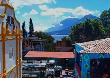 Imagen de una feria tradicional en un pueblo mexicano con montañas y río al fondo, ideal para artículos sobre cultura, festivales y vida comunitaria en México.