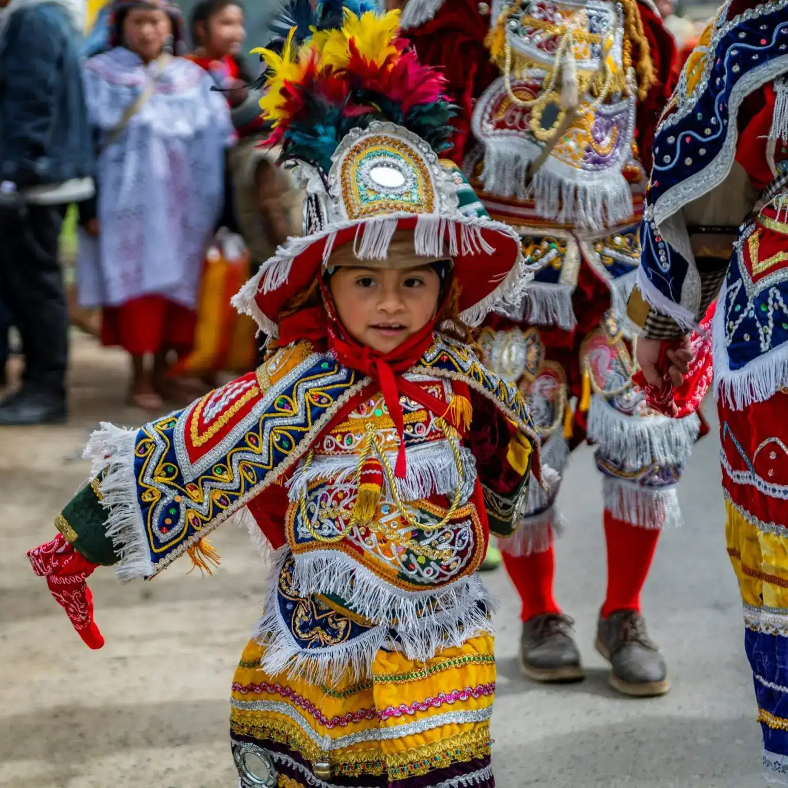 Con el ejemplo y la transmisión de valores Q'anjob'al se prolonga la identidad y tradiciones de Santa Eulalia a las nuevas generaciones: todo un símbolo de esperanza y cultura ancestral. (Foto Abel Juárez) – SoyMigrante.com REVISTA Niña en celebración tradicional con vestimenta colorida y sombrero adornado, participando en una fiesta cultural en México.