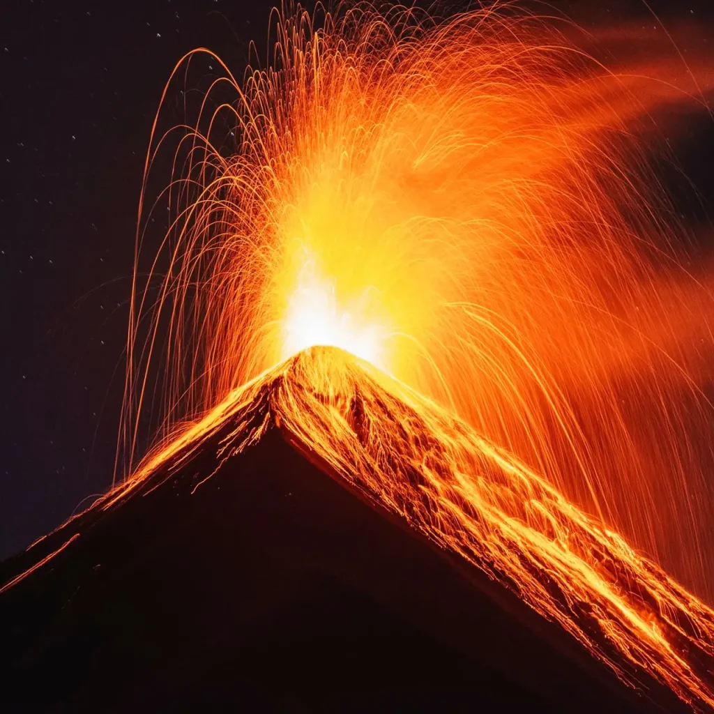 El volcán de Fuego tiene episodios de actividad eruptiva que se han convertido en un atractivo fotográfico y turístico; sin embargo, estas erupciones pueden llegar a ser tan fuertes que podrían llegar a generar una emergencia. Fotografía anterior a la actividad del 10 de marzo 2025. Foto Abel Juárez – SoyMigrante.com REVISTA