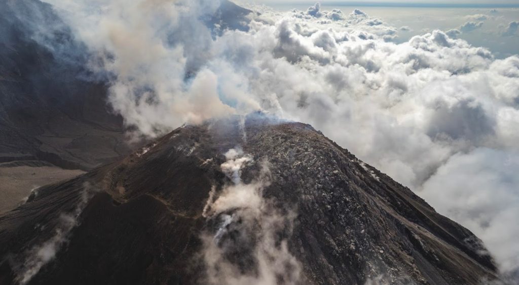 El volcán Santiaguito lleva casi 103 años activo (hasta 2025) y en cualquier momento puede haber una erupción fuerte con emanación de gases tóxicos. Por ello las autoridades municipales y gubernamentales prohiben llegar a menos de 5 kilómetros de su cráter. Si alguien ofrece esas excursiones está cometiendo un delito y poniendo en peligro su vida y la de sus acompañantes.