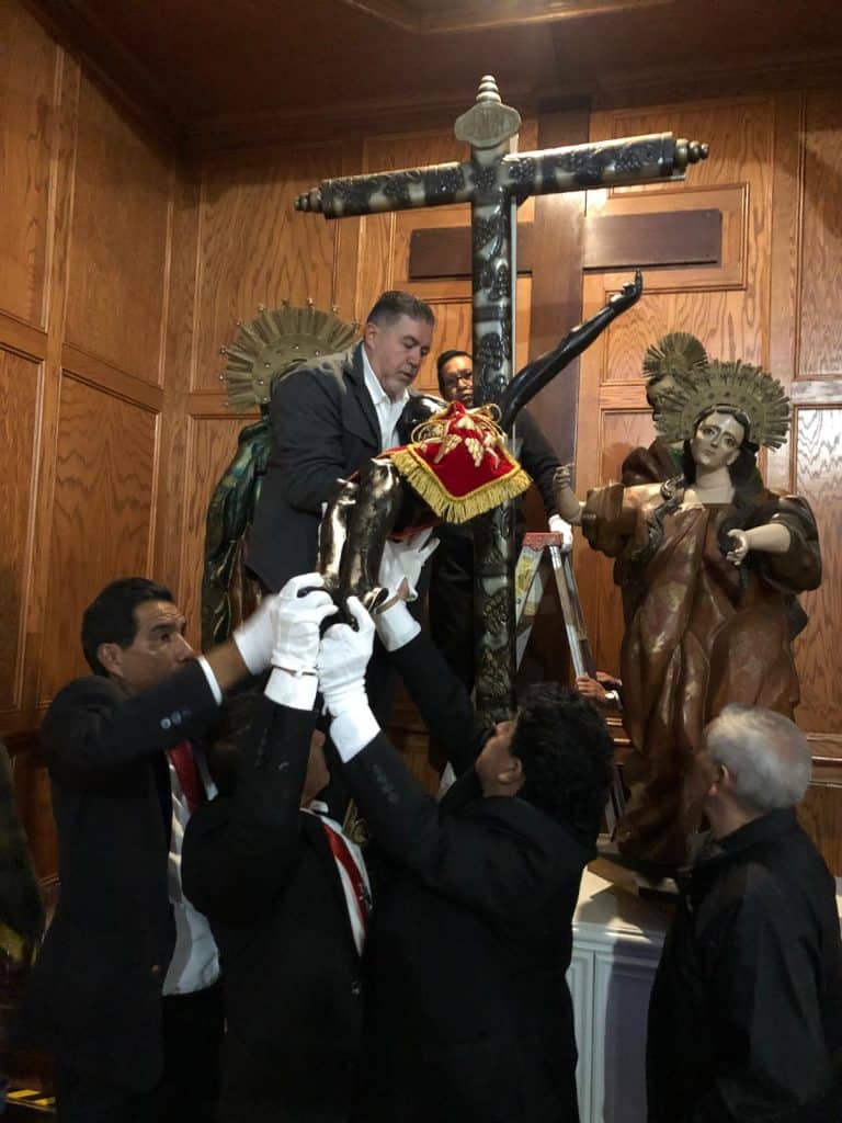 Cristo crucificado y esculturas religiosas en acto religioso con detalles religiosos y devoción en la ceremonia. – SoyMigrante.com REVISTA