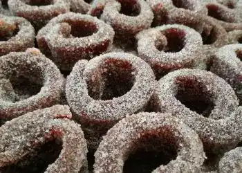 Dulces tradicionales mexicanos en forma de ringo con azúcar, ideal para disfrutar en festividades y celebraciones culturales.