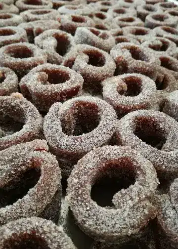 Dulces tradicionales mexicanos en forma de ringo con azúcar, ideal para disfrutar en festividades y celebraciones culturales.