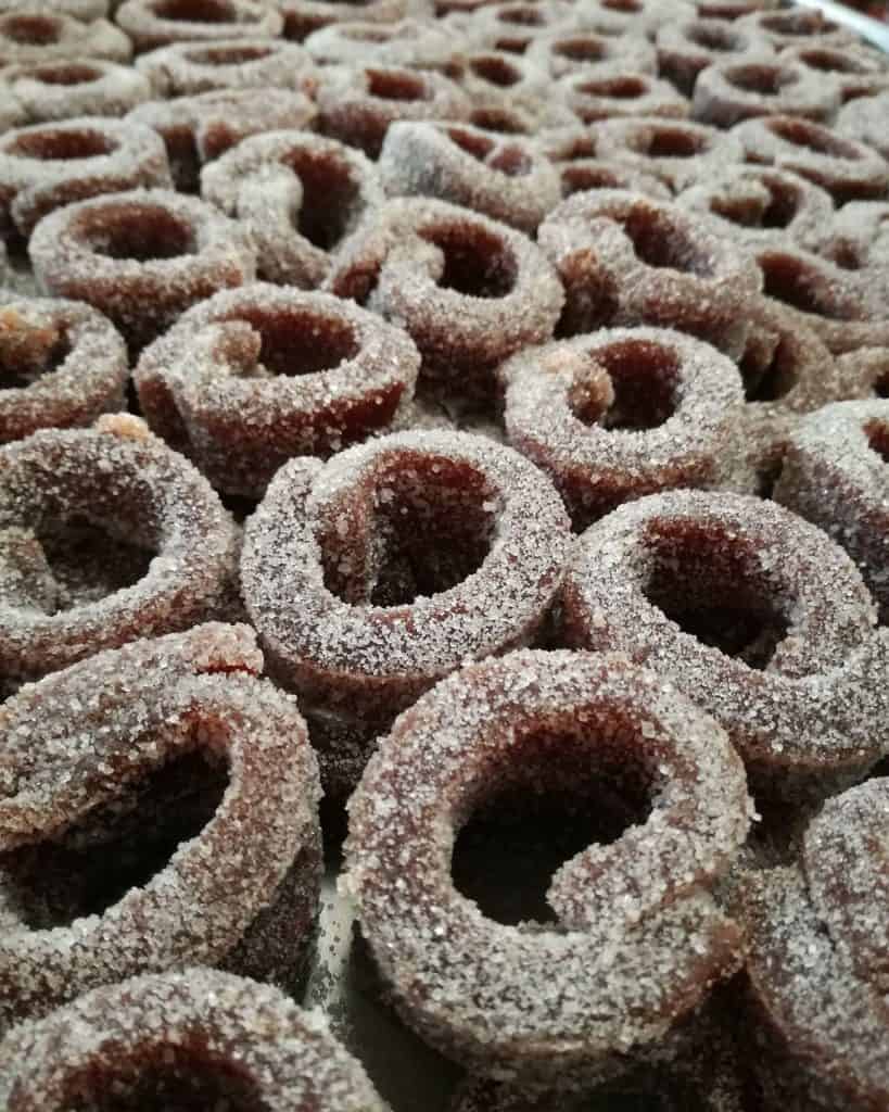 Dulces tradicionales mexicanos en forma de ringo con azúcar, ideal para disfrutar en festividades y celebraciones culturales. – SoyMigrante.com REVISTA