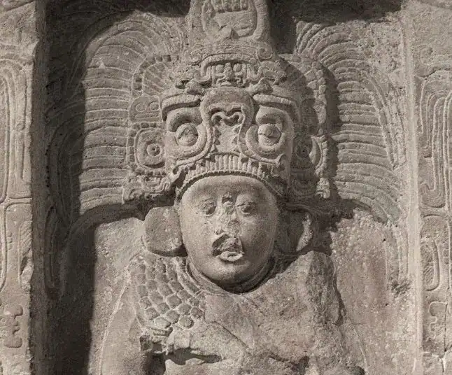 Antiguo relieve de piedra con figura prehispánica, símbolo de la cultura mexicana y su historia ancestral.