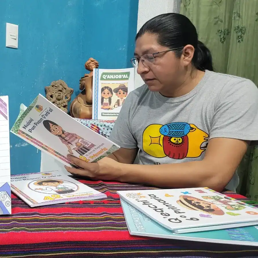 José Luis Conguache impulsa los idiomas mayas a través de libros infantiles