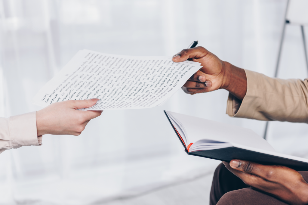 Leer en papel y escribir a mano: una conexión profunda – SoyMigrante.com REVISTA