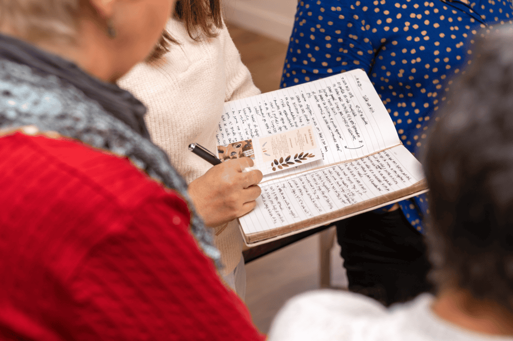 Leer en papel y escribir a mano: una conexión profunda – SoyMigrante.com REVISTA