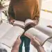 Leer en papel y escribir a mano una conexión profunda