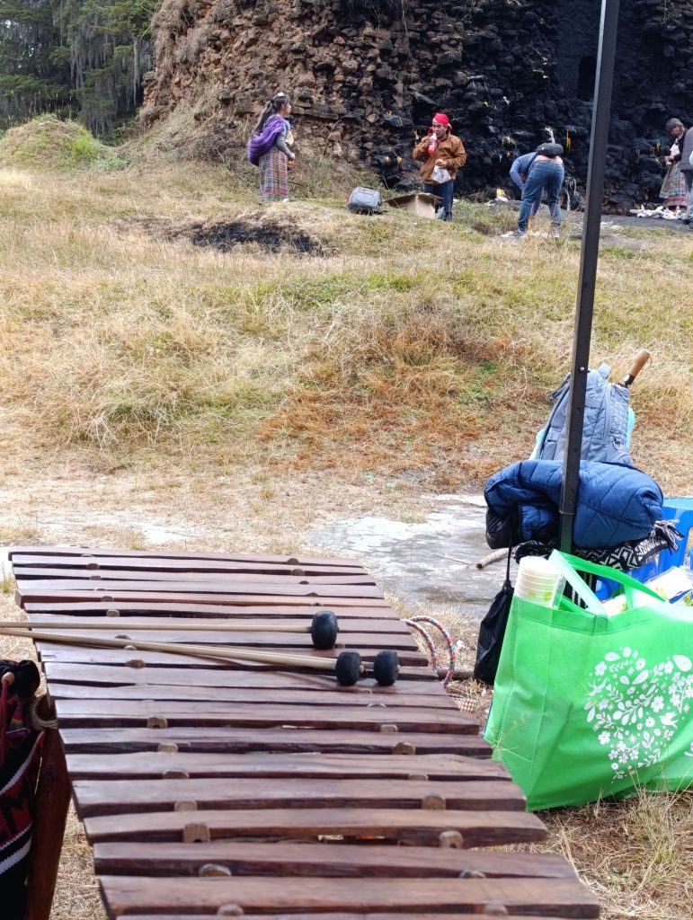 Por momentos hay descansos, pero la jornada del marimbista de tecomates se puede extender hasta 12 horas e incluso más,. (Foto Mark Lux)