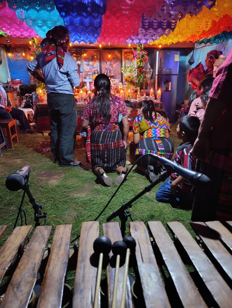Ser marimbista de tecomates es un compromiso espiritual con la comunidad y un trabajo constante para dar mantenimiento tradicional a este instrumento. (Foto Mark Lux)